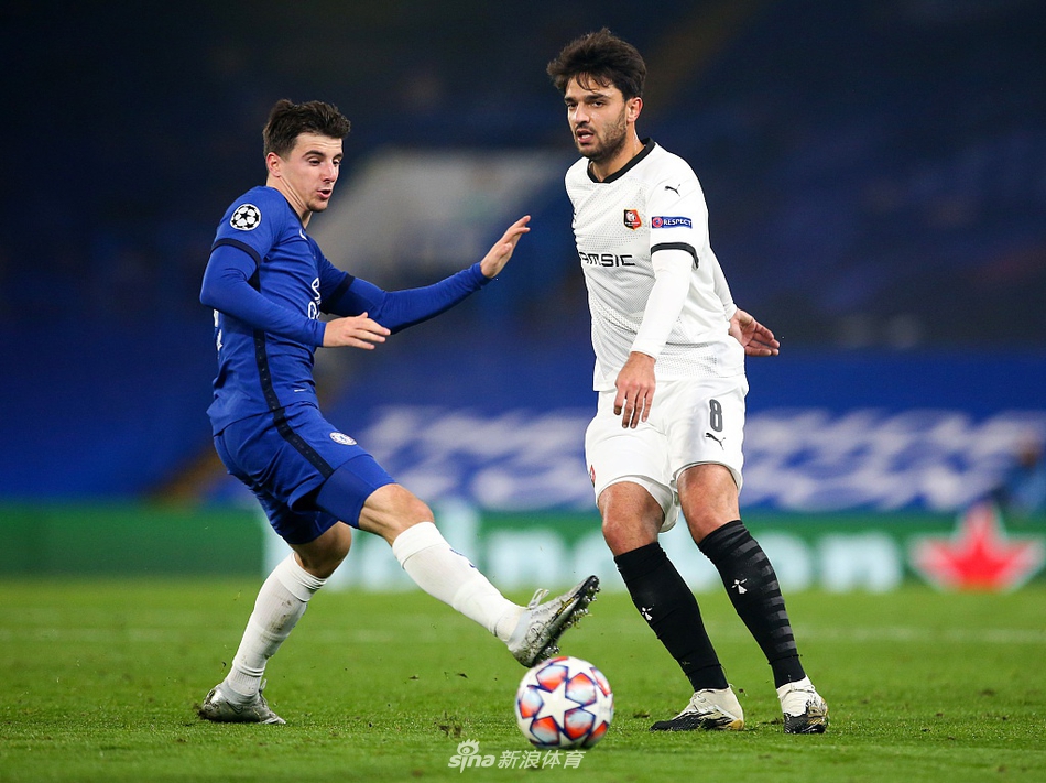 维尔纳在打入第二粒点球后，手指天空，享受着全场球迷的欢呼与队友的祝贺