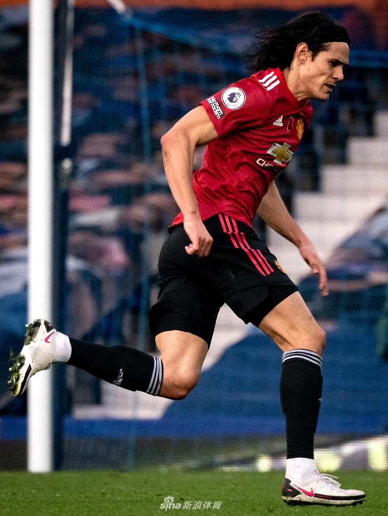 B费在比赛中全神贯注，眼神如鹰隼般锐利，审视着对手的防线，寻找一击致命的机会。