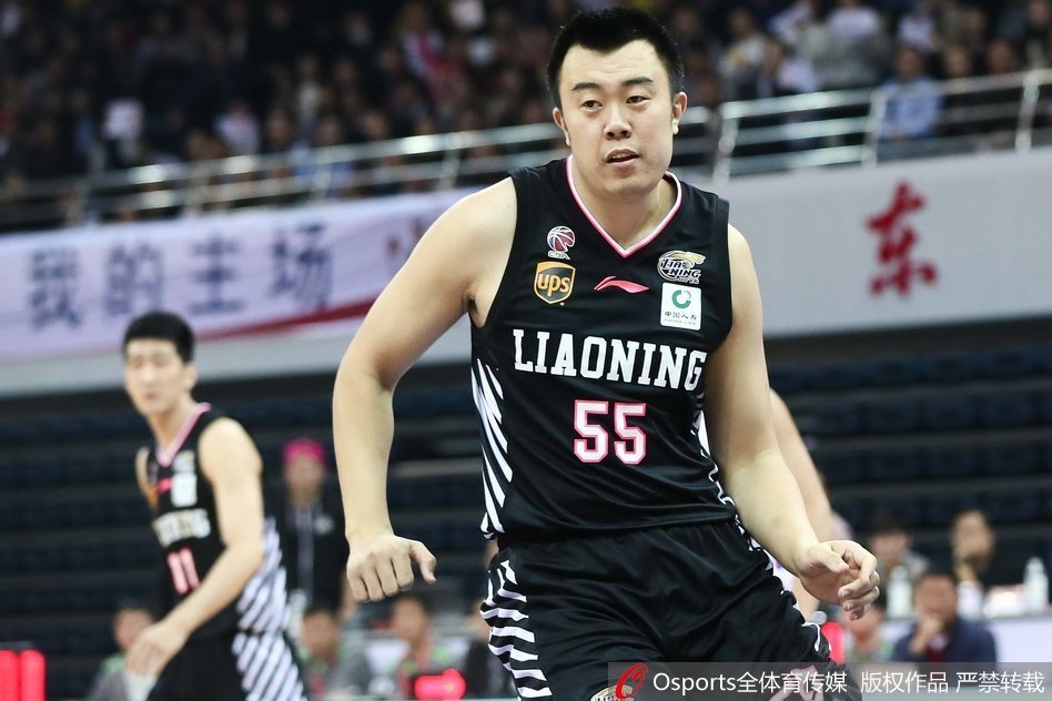 巴斯旱地拔葱跃起暴扣，双手肆虐篮筐