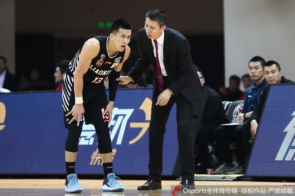 韩德君与霍尔曼篮下卡位，巨人之争寸土不让