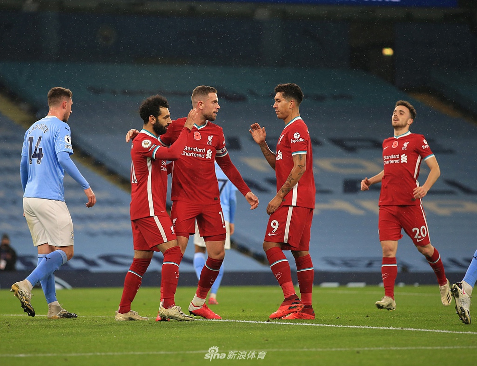 德布劳内错失点球后抱头遗憾，他的背影充满了不甘与失落，与他身旁欢呼的利物浦球员形成鲜明对比。