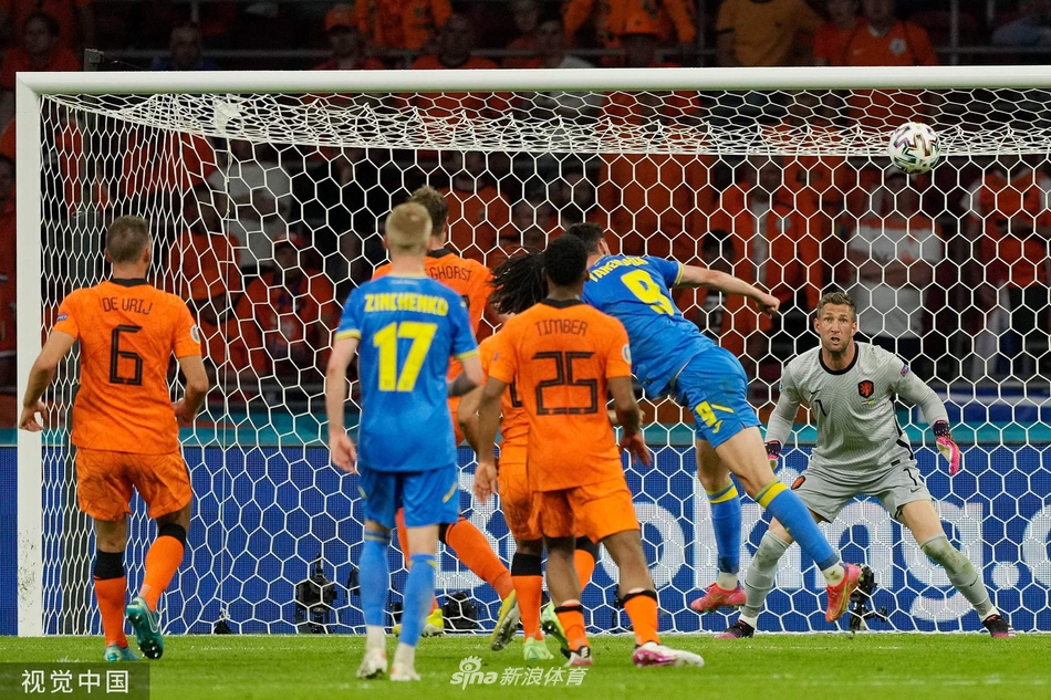 全场比赛结束的哨声响起，荷兰球员们紧紧拥抱在一起，庆祝这场一波三折的胜利，看台上的橙色海洋也陷入了狂欢之中。