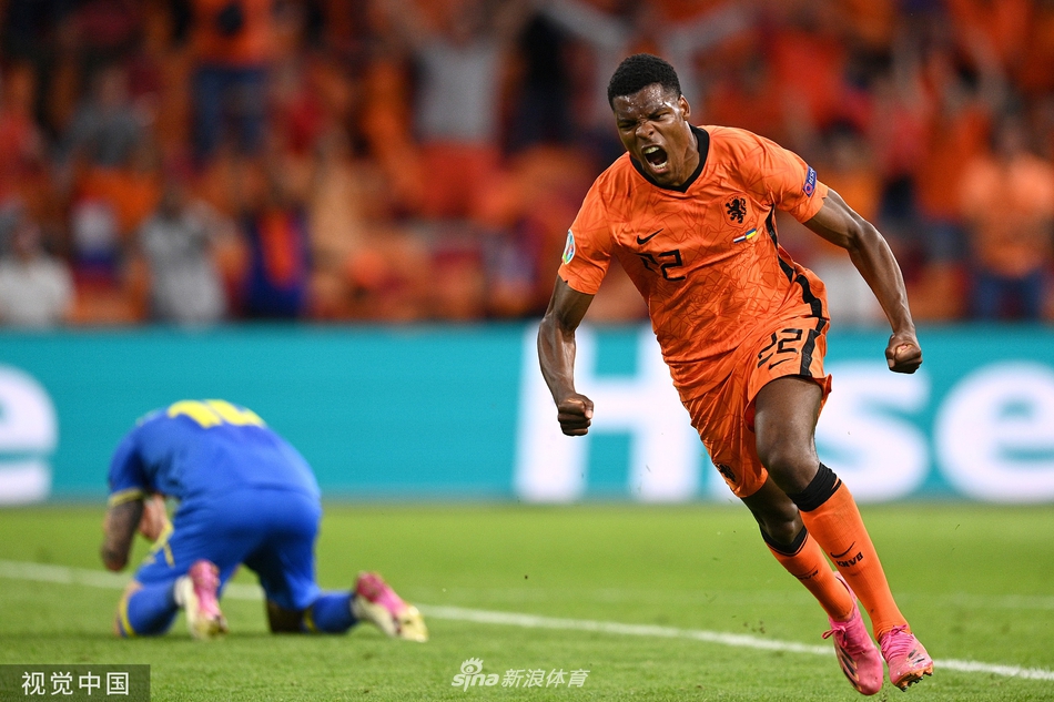 荷兰队长维纳尔杜姆在禁区内抢点补射，皮球应声入网，打破场上僵局后他握拳怒吼，激情庆祝这粒来之不易的欧洲杯正赛进球。