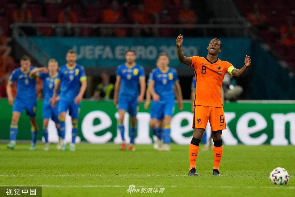 邓弗里斯在打入绝杀球后狂奔庆祝，脸上洋溢着狂喜与释放的表情，全场球迷为他欢呼，他是本场比赛荷兰队获胜的最大功臣。