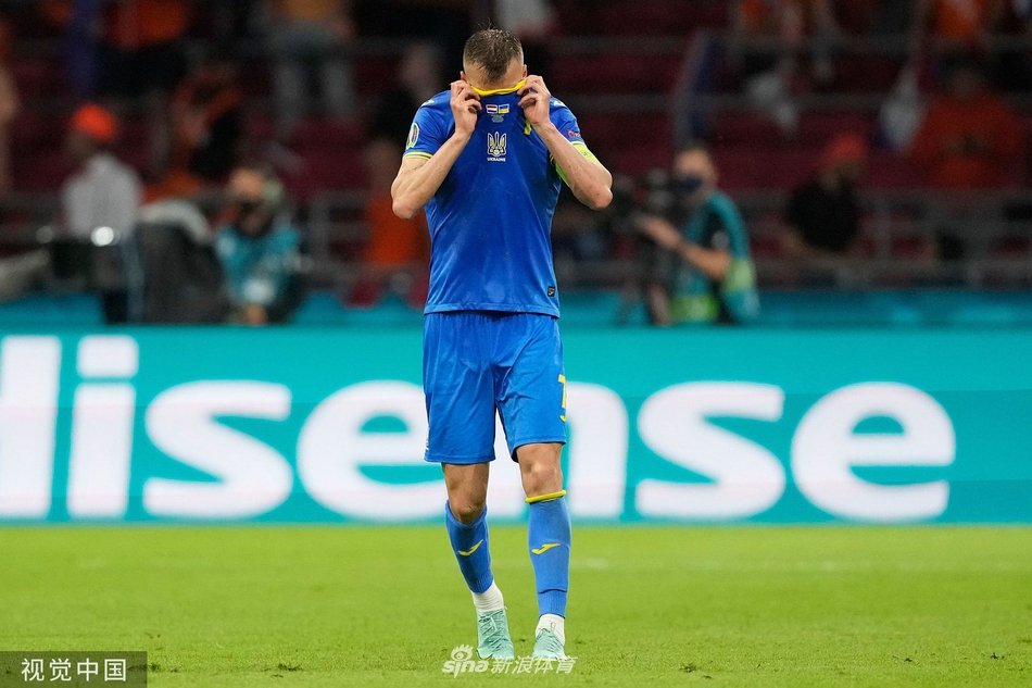 荷兰队球员们围在一起激情庆祝，刚刚邓弗里斯送出关键传中造成乌克兰门将扑球脱手，队友维纳尔杜姆跟进推射空门得分，现场气氛沸腾。