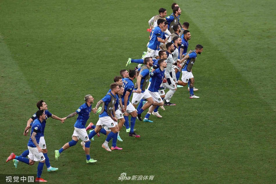 蓝衣军团赛前肃立，蓝色战袍下凝聚着对胜利的渴望与三十场不败的钢铁意志。