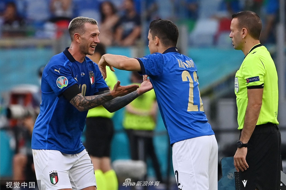 威尔士核心贝尔在意大利钢筋混凝土般的防线中奋力挣扎，眼中写满了无奈与不屈。