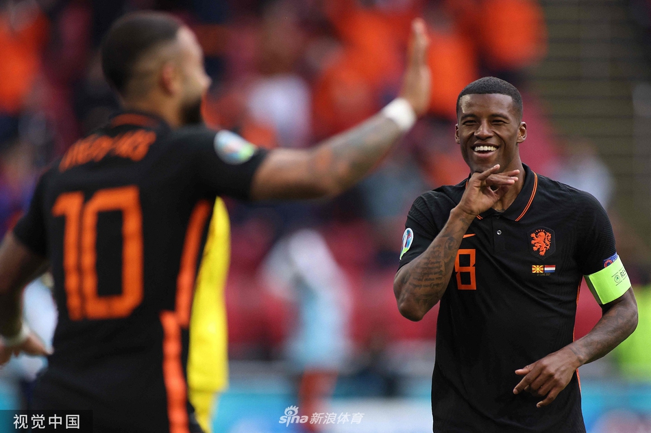 德佩在打入首粒进球后激情滑跪庆祝，他身后的草皮被划出两道深深的痕迹，正如他在这场比赛中留下的深刻印记。