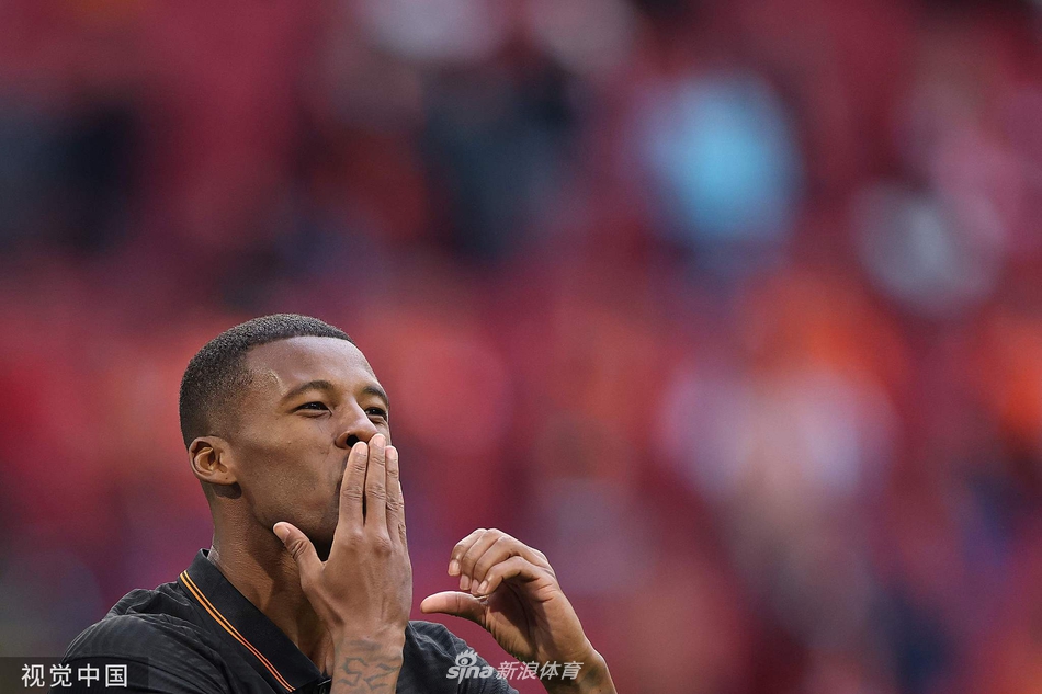 老将潘德夫在队友的列队掌声中缓缓离场，他轻拍胸口，眼中闪烁着泪光，向这座他深爱的赛场做最后的告别。