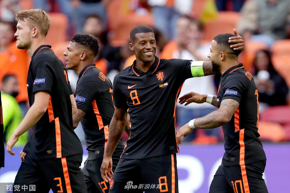 荷兰队的德里赫特、德容等年轻才俊与对手拼抢，他们充满活力的身影，象征着橙衣军团光辉的未来与无限的潜力。