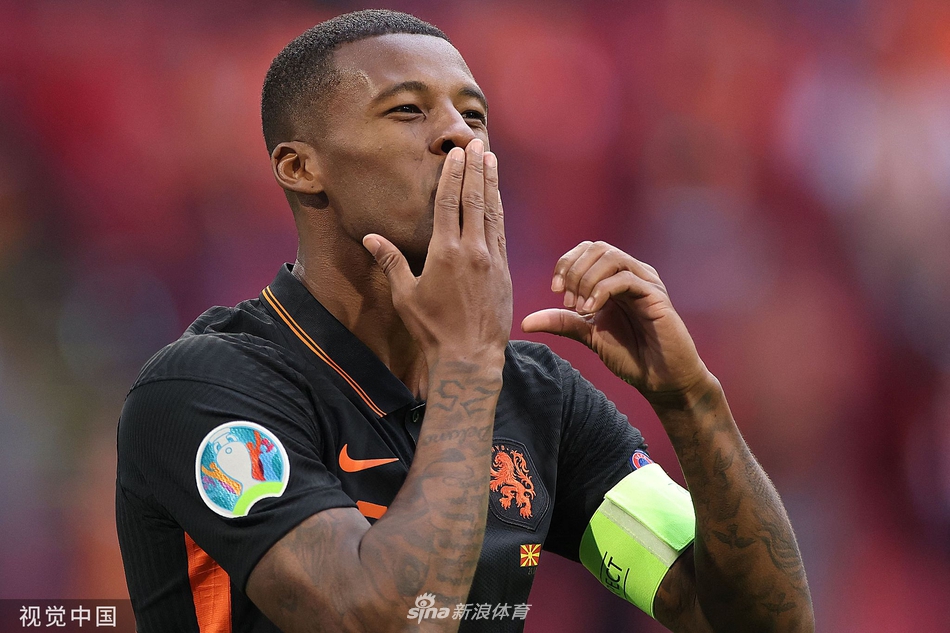 队长维纳尔杜姆在完成梅开二度后，与队友头碰头激情庆祝，他们额头上暴起的青筋诉说着此刻内心的澎湃与喜悦。