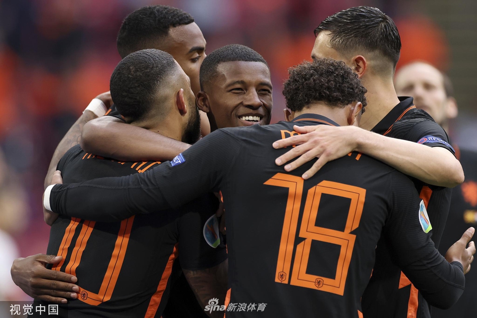 维纳尔杜姆破门瞬间，皮球已越过门线，他身后的北马其顿门将迪米特列夫斯基扑救不及，只能无奈地回头望月。