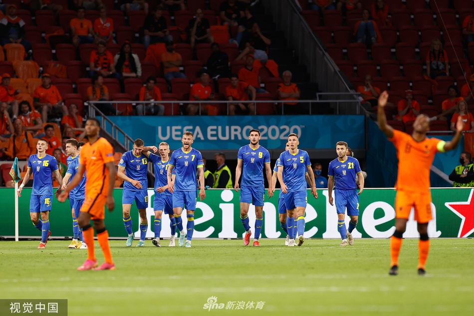 荷兰球员邓弗里斯高高跃起，抢在防守球员之前以一记有力的头球攻门，皮球弹地后飞入网窝，他在关键时刻打入绝杀一球，拯救了球队。