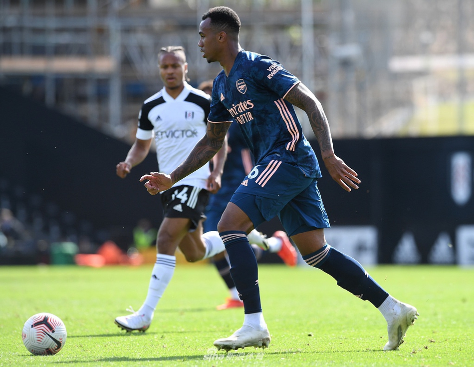 扎卡在中场指挥若定，面对富勒姆球员的贴身逼抢，他冷静护球并观察队友跑位，展现出中场大将的风范