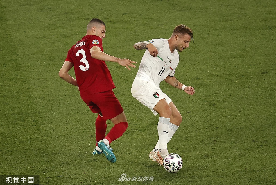 进球后的因莫比莱挥拳怒吼，与队友斯皮纳佐拉紧紧相拥，脸上写满了释放与喜悦