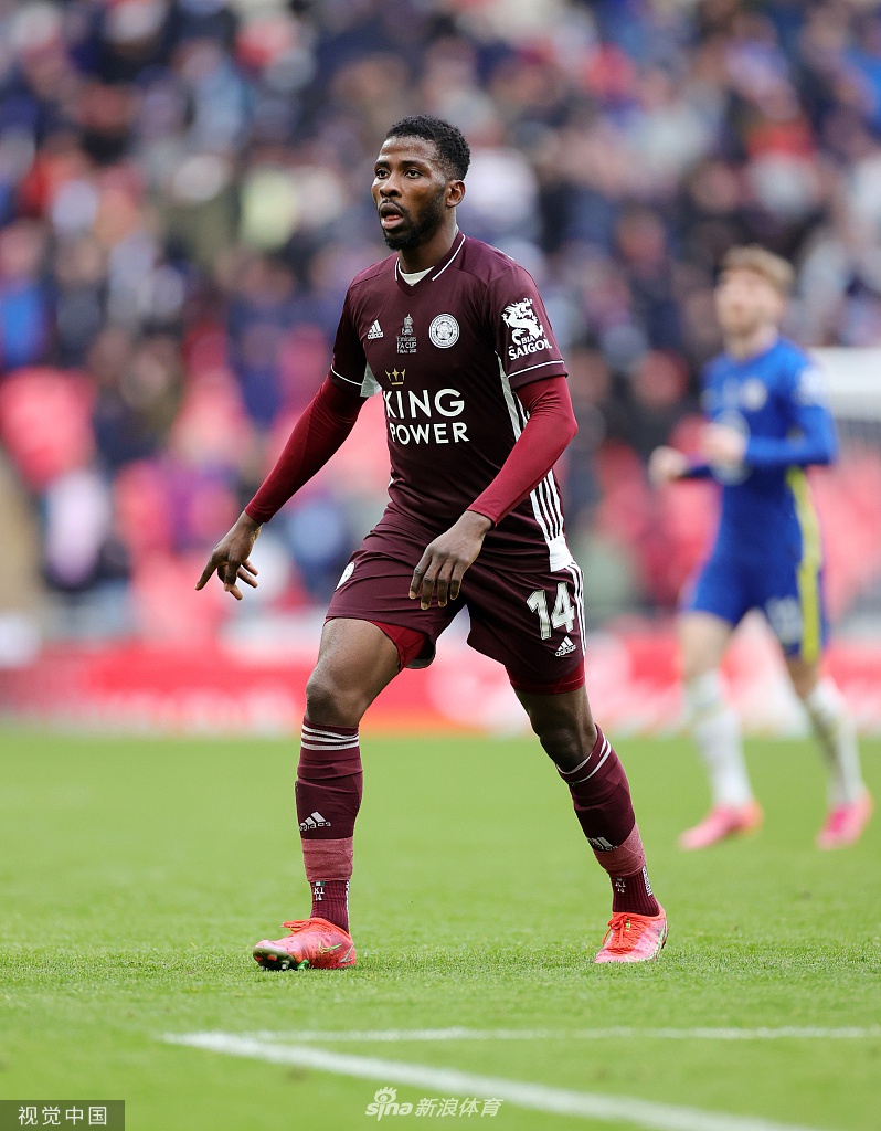 球队功勋老队长摩根与门将小舒梅切尔共同举起金光闪闪的足总杯冠军奖杯，金色纸屑漫天飞舞，这一刻属于所有莱斯特城人。