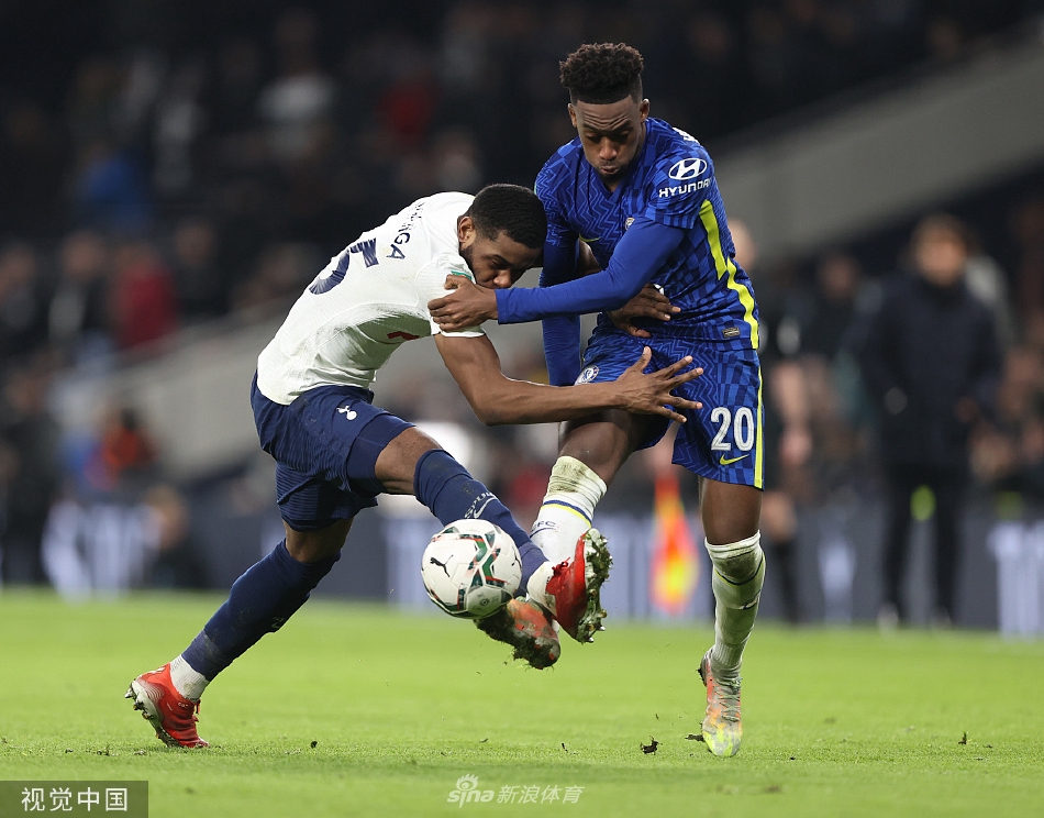 切尔西门将凯帕在门前做出一次精彩的飞身扑救，单掌将热刺球员势在必得的头球攻门托出横梁，力保球门不失。