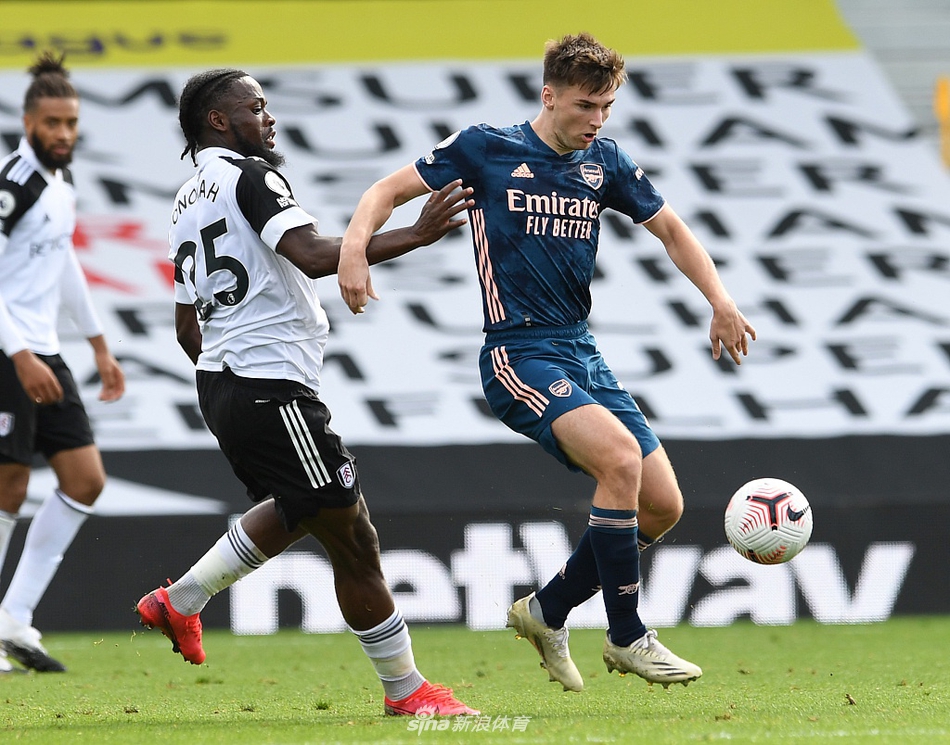 霍尔丁在后场展现精彩个人技术，连续颠球后巧妙过掉上抢的富勒姆前锋，随后稳健地将球分出，赢得主场球迷惊呼