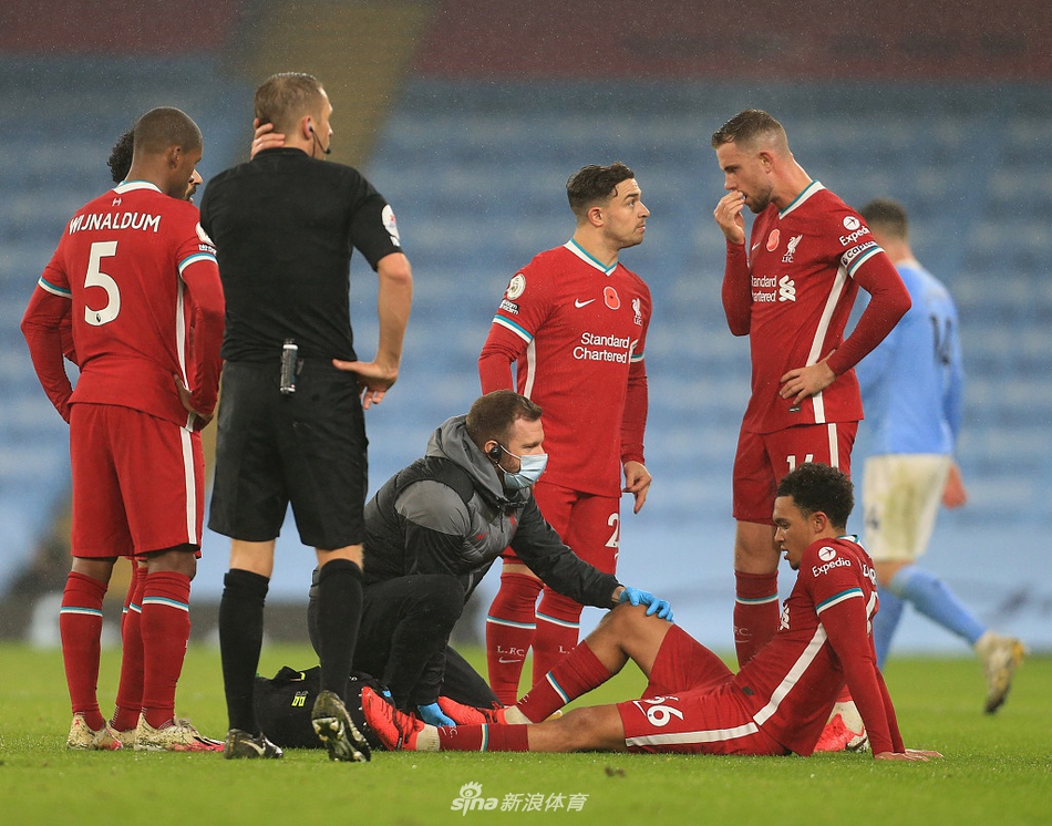 埃德森飞身扑救瞬间，身体完全舒展如同一道蓝色的屏障，将利物浦势在必进的射门拒之门外。