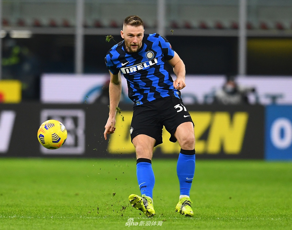 卢卡库张开双臂在梅阿查球场狂奔庆祝，身后的队友们挥舞着拳头追逐着他，看台上是如潮水般涌动的蓝黑旗帜，整个球场仿佛都在为他的王者表现而震颤。