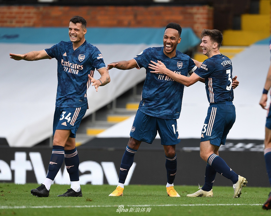 加布里埃尔高高跃起，以一记势大力沉的头槌攻入加盟阿森纳后的处子球，队友们纷纷上前拥抱这位巴西铁卫