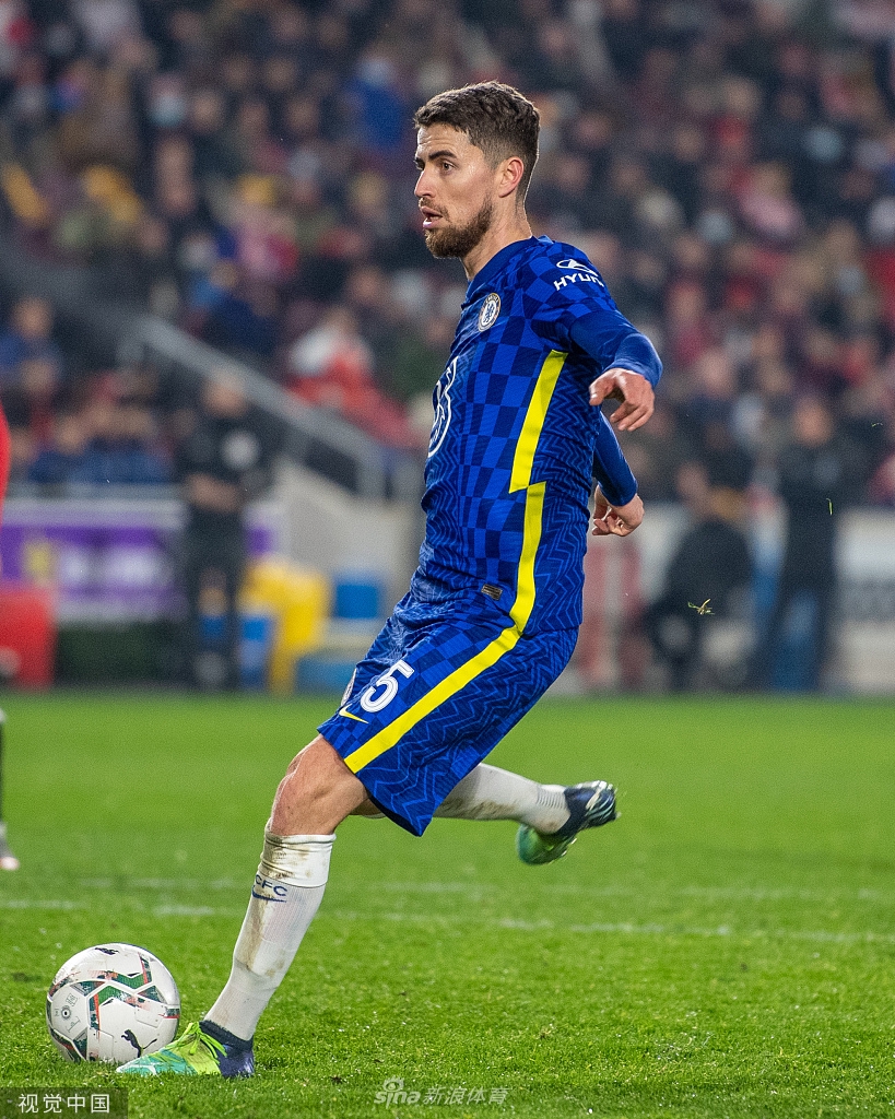 切尔西球员激情庆祝进球，替补席和场上队员拥抱在一起，共享喜悦时刻。