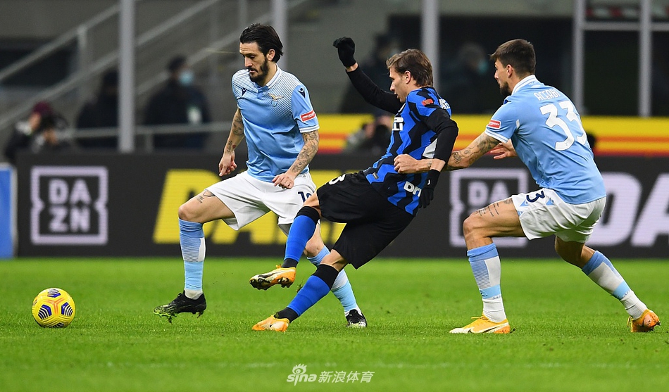 卢卡库与劳塔罗紧紧相拥，两人的球衣上都沾满了草屑，脸上洋溢着战友般的笑容。夕阳的余晖洒在他们身上，为这对无坚不摧的锋线搭档镀上了一层金色的光辉。