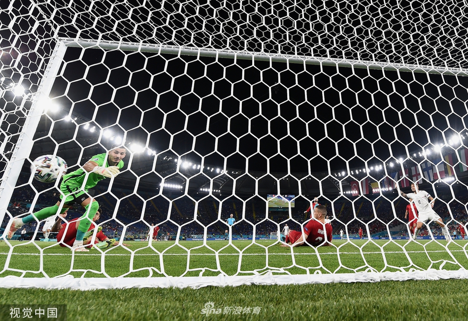 因莫比莱在禁区内机警补射破门瞬间，他身边的土耳其防守球员只能望球兴叹，神情沮丧