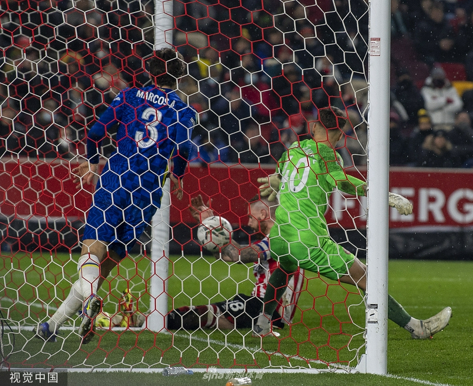 切尔西球员若日尼奥被队友们团团围住，大家欢笑击掌，庆祝来之不易的客场胜利。