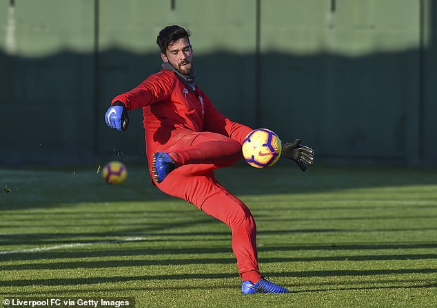 阿利松在训练中大脚长传，目光如炬，皮球划出一道美妙的弧线飞向队友。