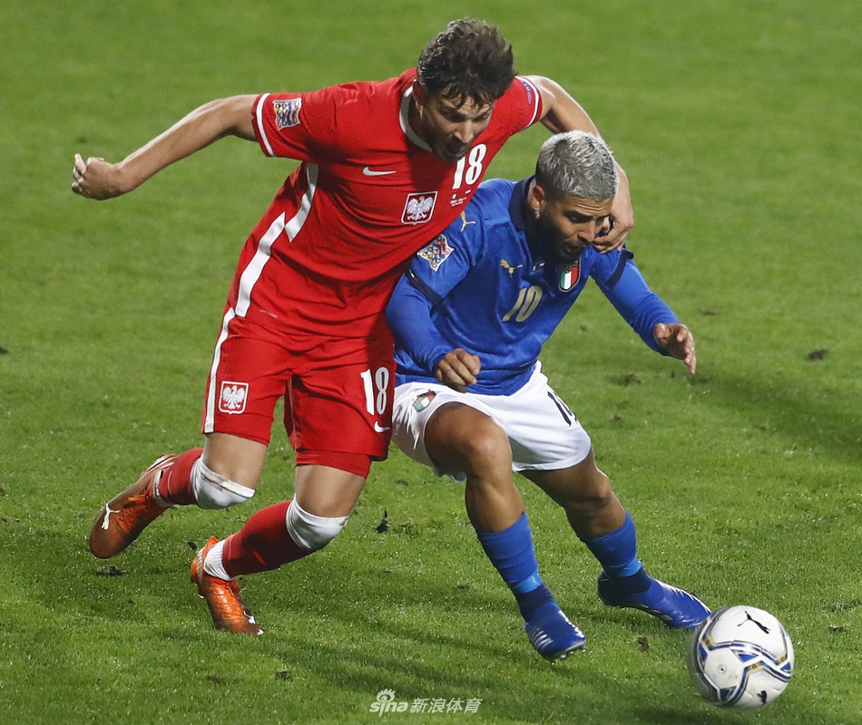 在雷焦艾米利亚的璀璨夜空下，意大利队的球员们激情相拥，庆祝贝拉尔迪那记锁定胜局的进球，整个马佩三色城球场瞬间化身为蓝色的狂欢海洋。