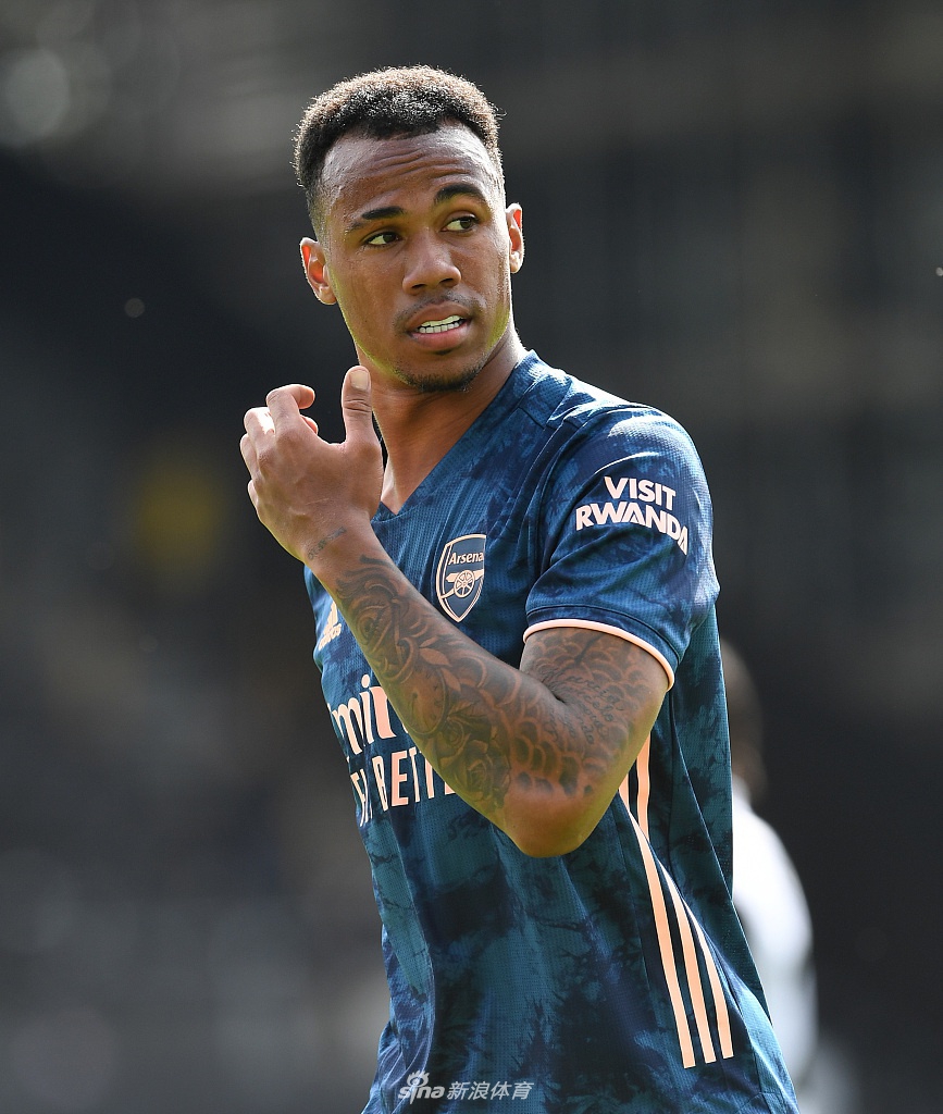 奥巴梅扬内切后兜射远角，皮划出一道美丽的弧线直挂死角，富勒姆门将望球兴叹