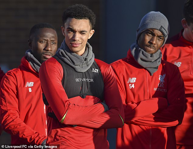 萨拉赫训练后加练射门，皮球如出膛炮弹般飞入网窝，夕阳为他镀上了一层金色。