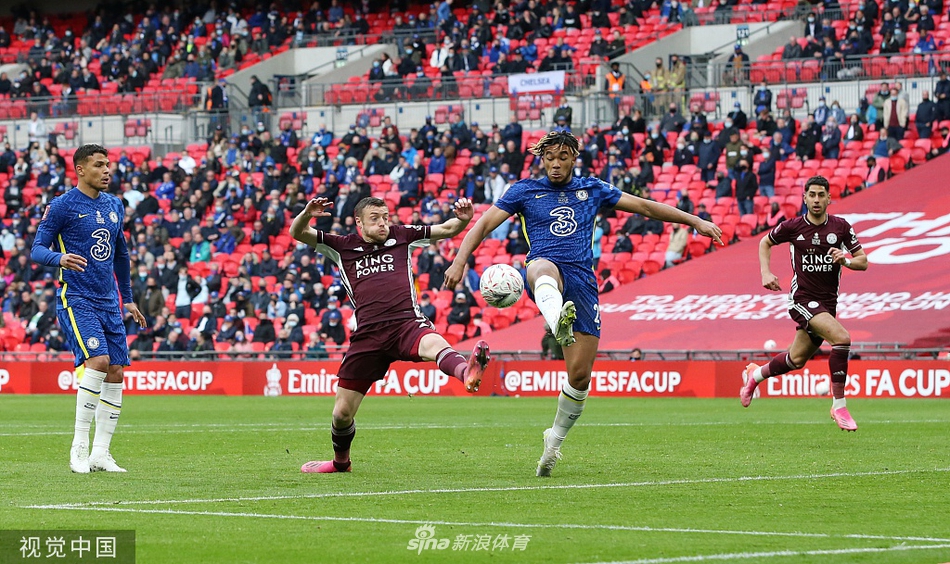 莱斯特城全队球员在夺冠后激动地将主教练布伦丹·罗杰斯高高抛向空中，以此感谢他带领球队创造历史，场面十分热烈。