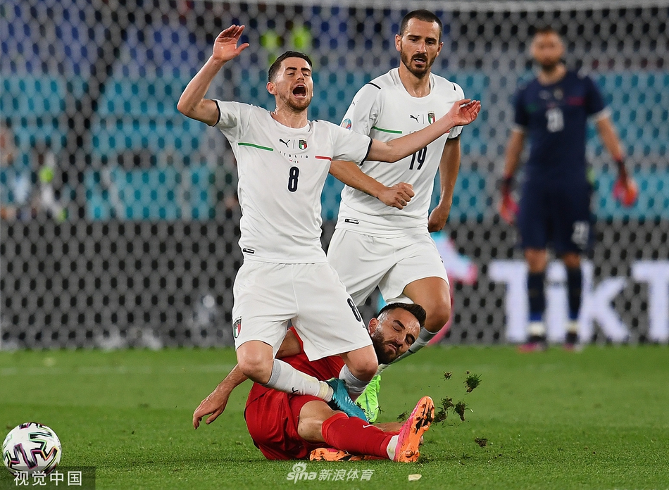 因西涅进球后单手指天，享受罗马奥林匹克球场数万名球迷山呼海啸般的欢呼与膜拜