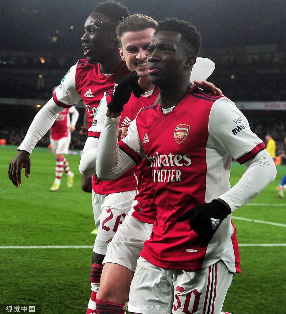 阿森纳全队赛后围成一圈相互鼓舞，展现坚不可摧的团队精神