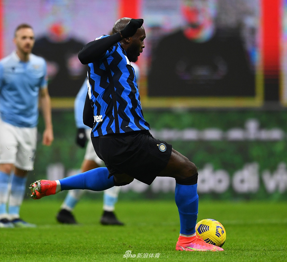 进球后的国际米兰球员们围成一个紧密的圆圈，肩膀搂着肩膀，头碰着头，在震耳欲聋的欢呼声中共同庆祝这来之不易的领先。他们的蓝色球衣在灯光下连成一片，象征着此刻无坚不摧的团队力量。