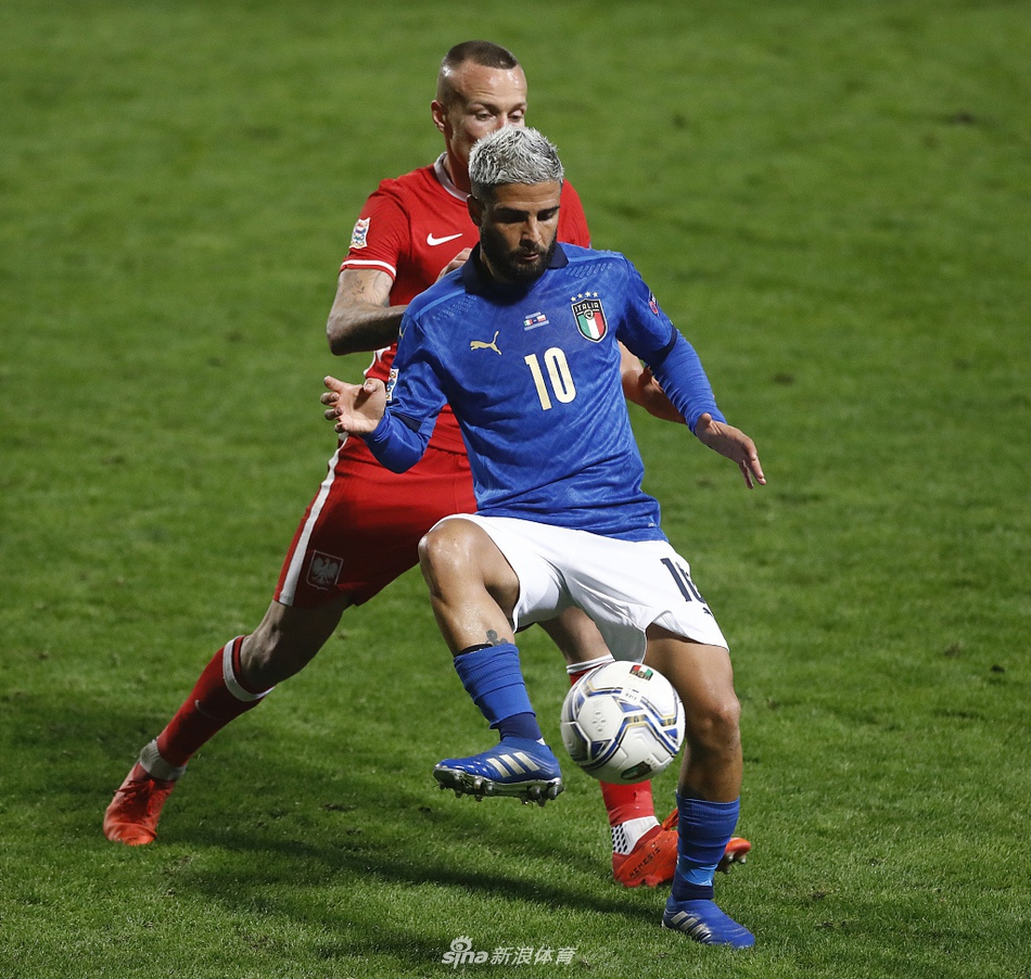 终场哨响后，意大利的将帅们肩并肩围成一圈，如同一个不可分割的蓝色大家庭，他们的眼神中透露着对胜利的渴望以及对未来征途的坚定信念。