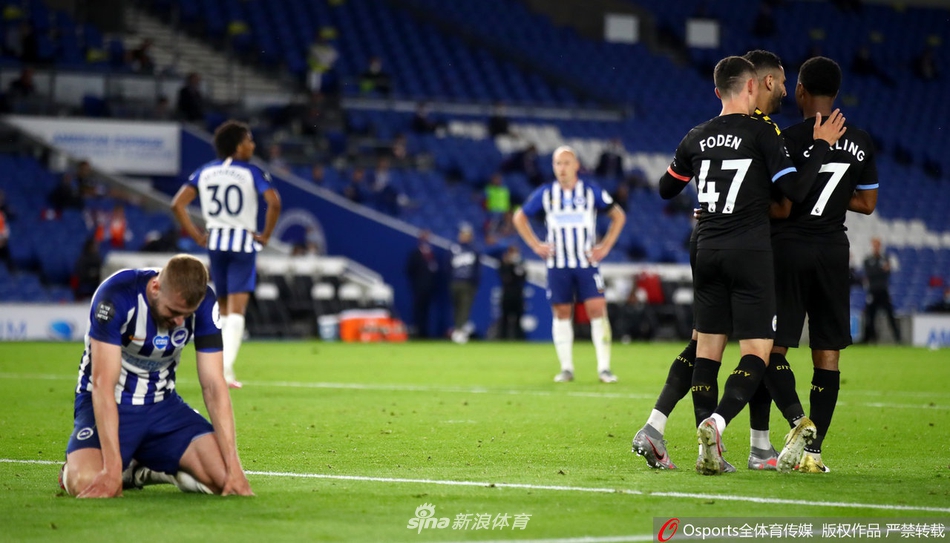 热苏斯破门瞬间，脸上洋溢着进球后的喜悦，身后的布莱顿后卫则一脸无奈，这粒进球彻底点燃了曼城替补席的激情。