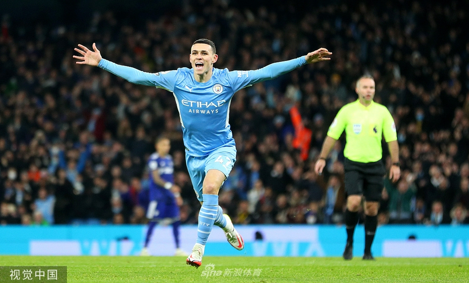 曼城前锋福登在比赛中灵巧摆脱防守，带球高速突进，眼中充满自信