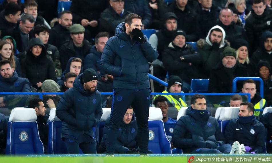 阿姆斯特朗在右路面对防守，轻巧地挑球过人后送出一记绝妙挑传，撕破了切尔西整条防线，助攻队友得分。