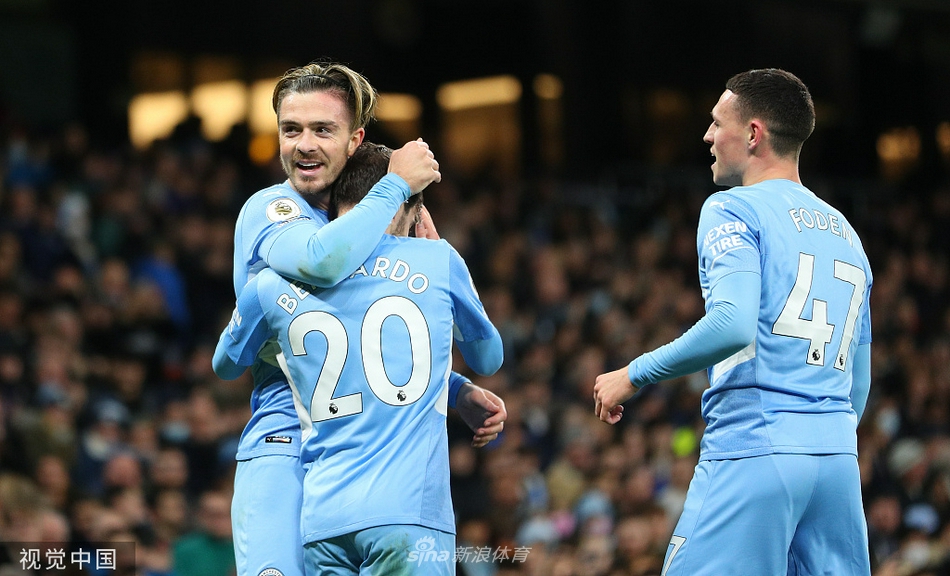 比赛结束后曼城全队在球场中圈相互拥抱庆祝，展现出强大的团队凝聚力与欢乐气氛