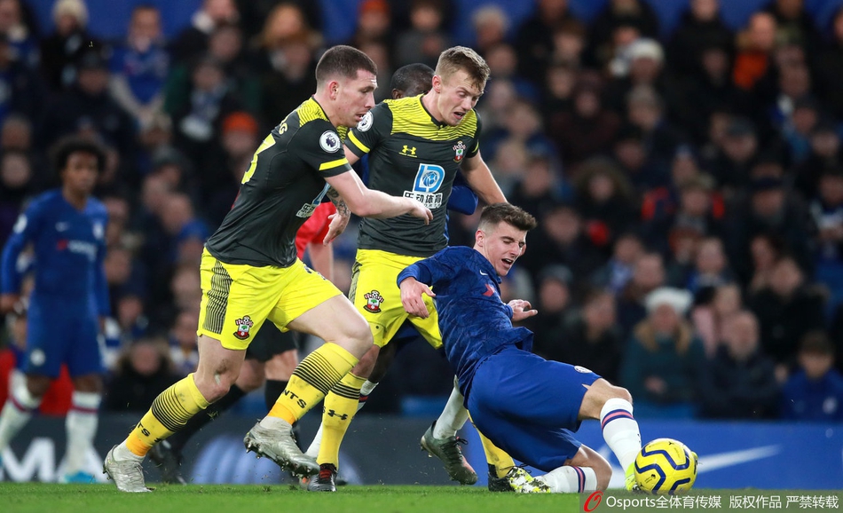 切尔西替补奇兵普利西奇在禁区前沿起脚低射，皮球直奔死角，却被状态火热的圣徒门将麦卡锡神勇扑出。