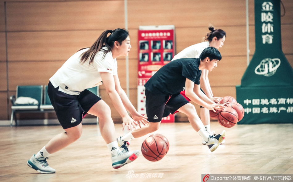 训练间隙，一位山西女篮的球员正在练习运球，篮球在她指尖轻盈旋转，眼神中透露出专注与娴熟的技巧。