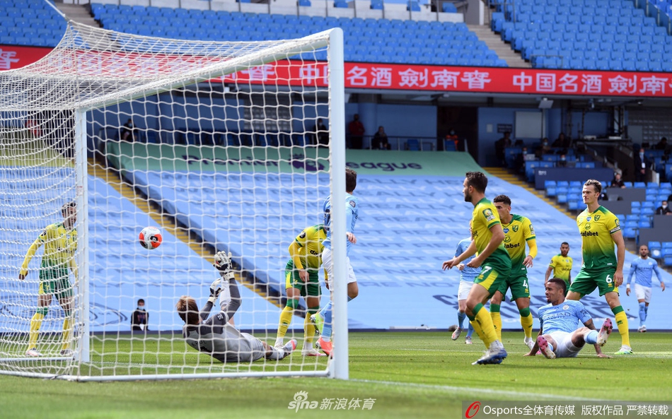 德布劳内轰出无解世界波后激情滑跪，伊蒂哈德球场的草皮见证了他本赛季最为璀璨的个人表演