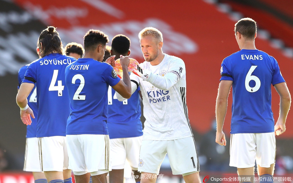 索兰克在完成梅开二度后，手指看台，脸上洋溢着难以置信的喜悦，这场比赛他成为樱桃军团逆转的最大功臣。