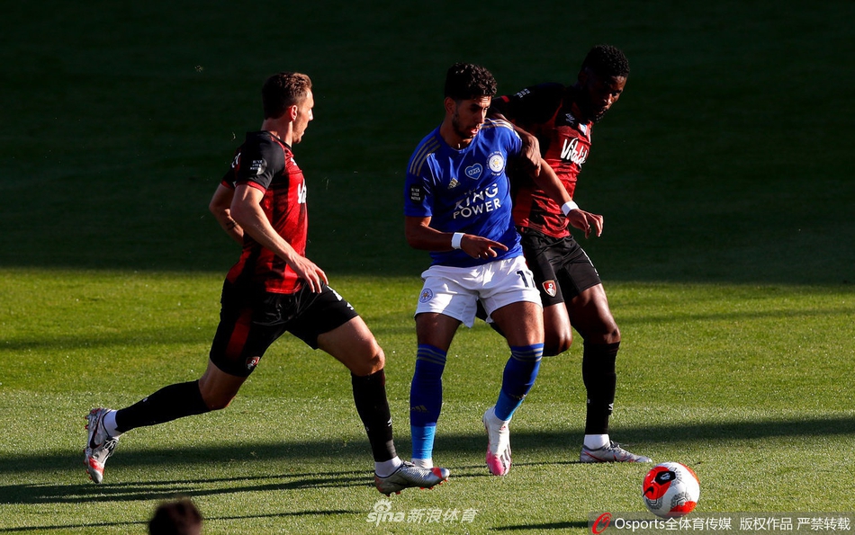 小舒梅切尔跪在球门前，双手掩面，眼神中充满了自责与懊悔，那个脱手的皮球不仅意味着比分被反超，更像是一个崩盘的开始。