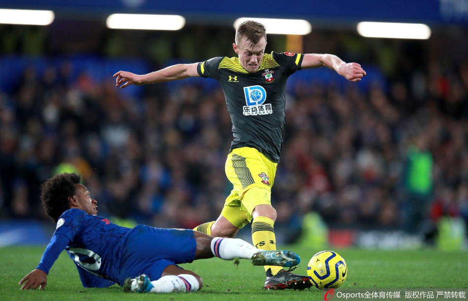 阿斯皮利奎塔在角球进攻中灵光一现，尝试蝎子摆尾式射门，可惜被对方门将神勇扑出，错失扳平良机。