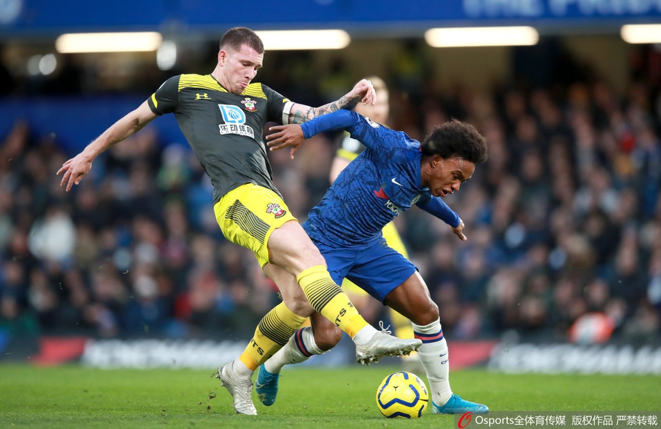 托莫里在禁区后点奋力起跳，一记头槌攻门势大力沉，可惜角度太正被对方门将稳稳没收。