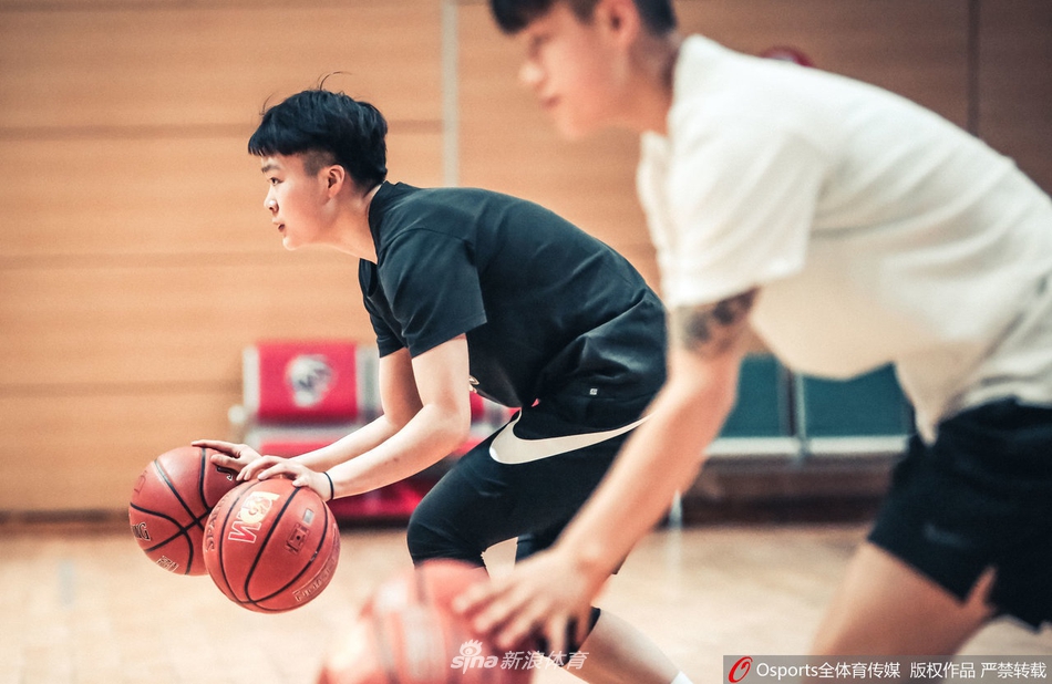 山西竹叶青女篮的队员们正在进行战术配合演练，无球的队员积极跑位，有球的队员则伺机而动，团队默契在汗水中培养。